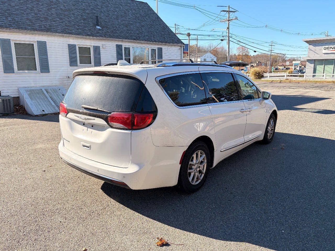 Used 2020 Chrysler Pacifica Touring-L FWD image 12