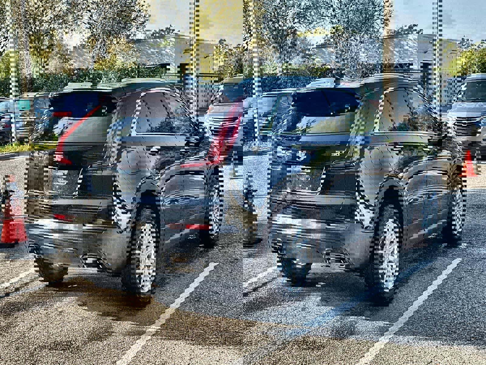 Used 2022 Cadillac XT4 Luxury w/ Driver Awareness Package image 8