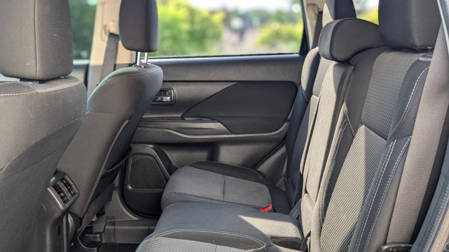 Used 2020 Mitsubishi Outlander ES FWD image 27