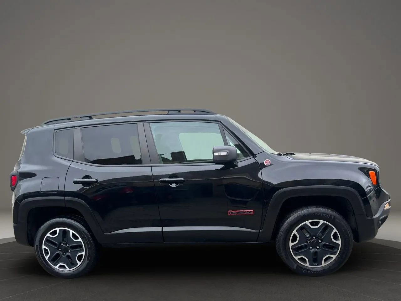 Used 2017 Jeep Renegade Trailhawk image 4