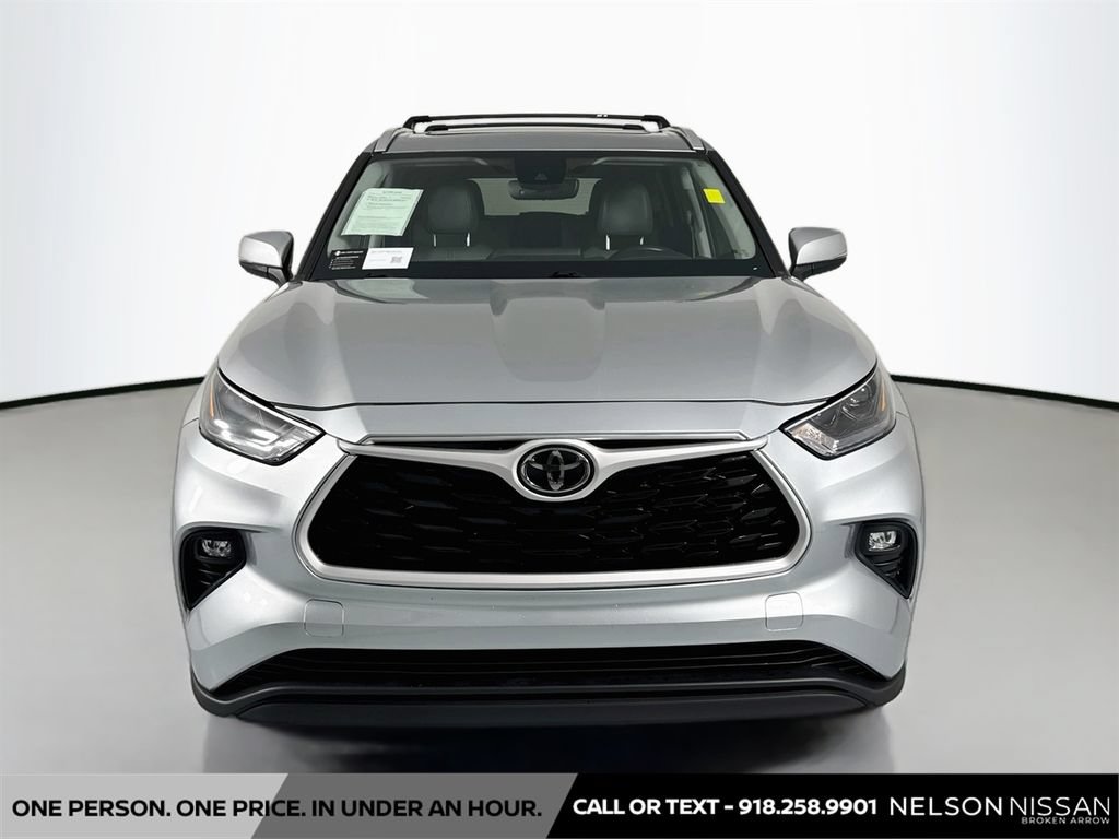 Used 2022 Toyota Highlander XLE AWD/4WD image 2