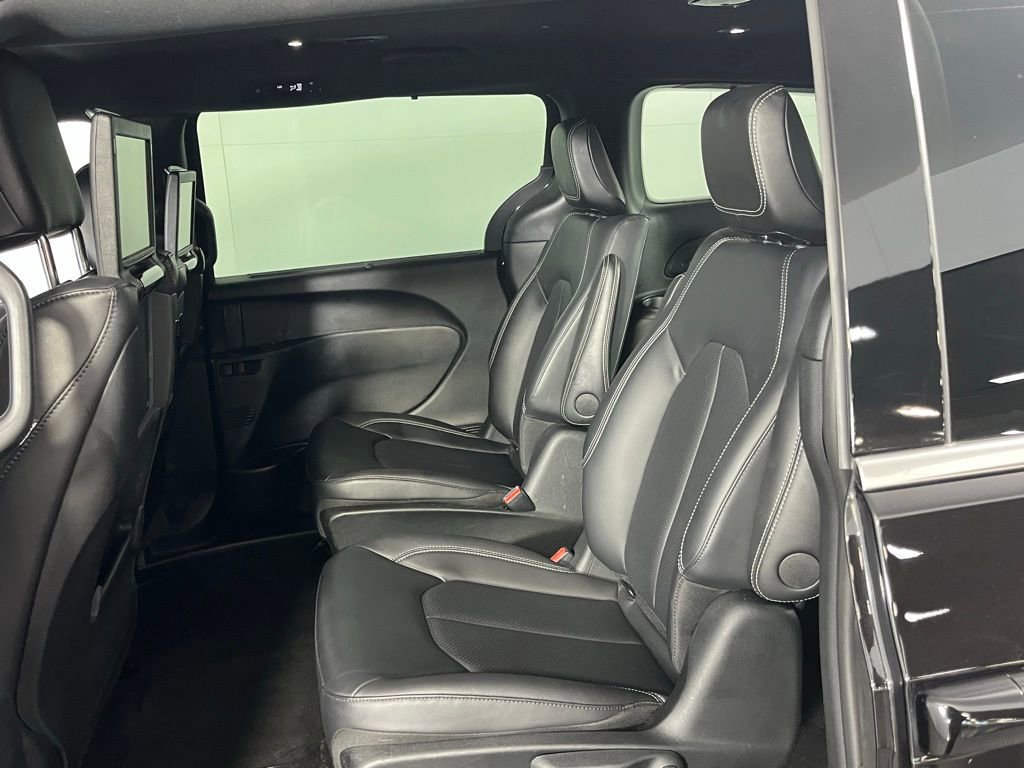 Used 2025 Chrysler Pacifica Select w/ Uconnect Theater Family Group image 26