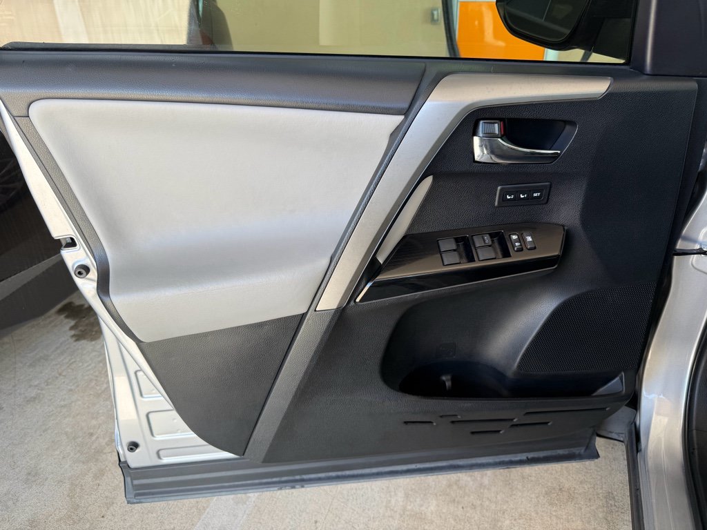 Used 2018 Toyota RAV4 Limited FWD image 10