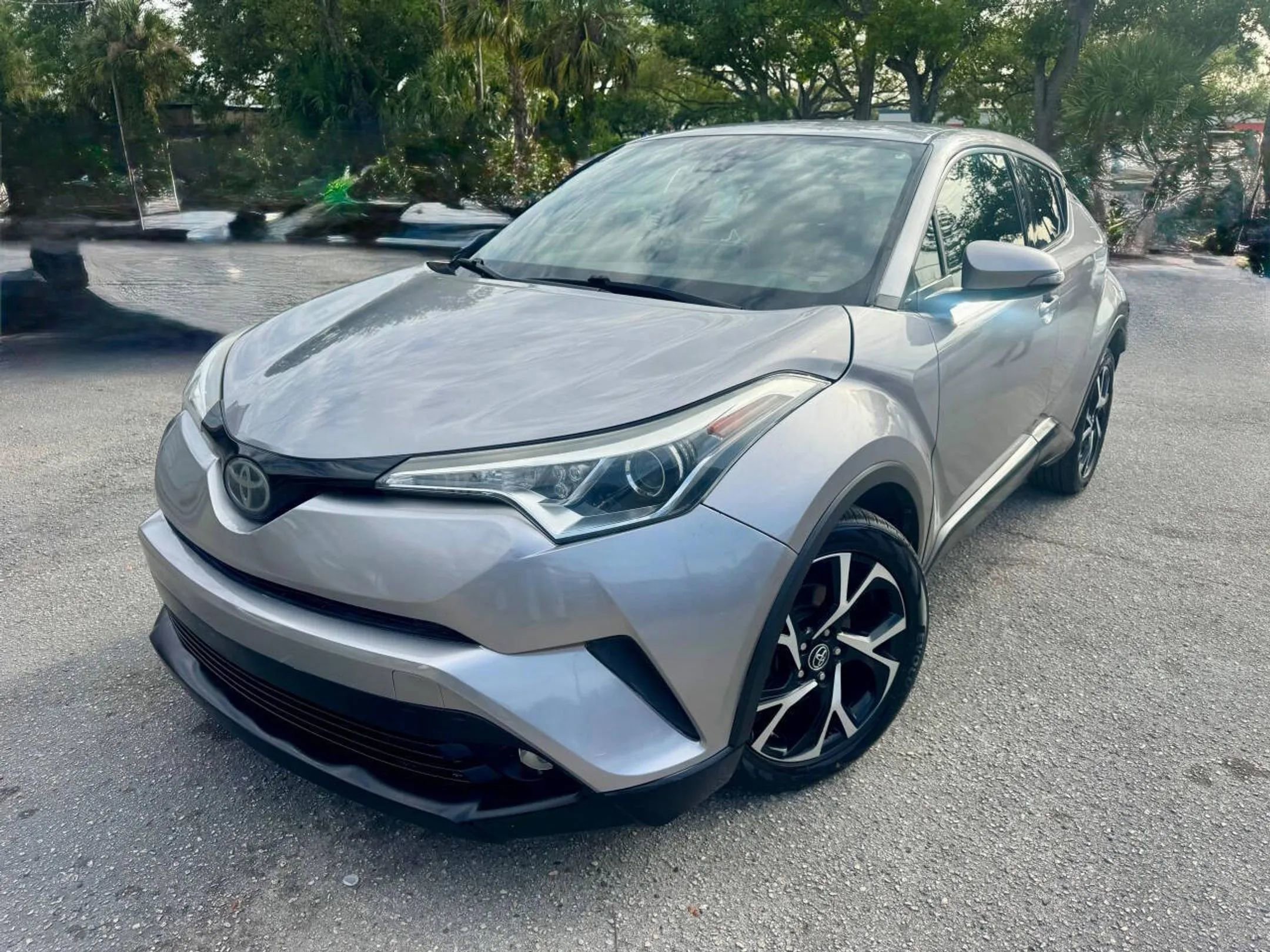 Used 2019 Toyota C-HR Limited FWD image 2