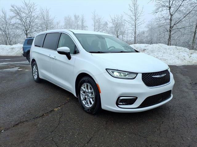 Used 2023 Chrysler Pacifica Touring-L FWD image 7
