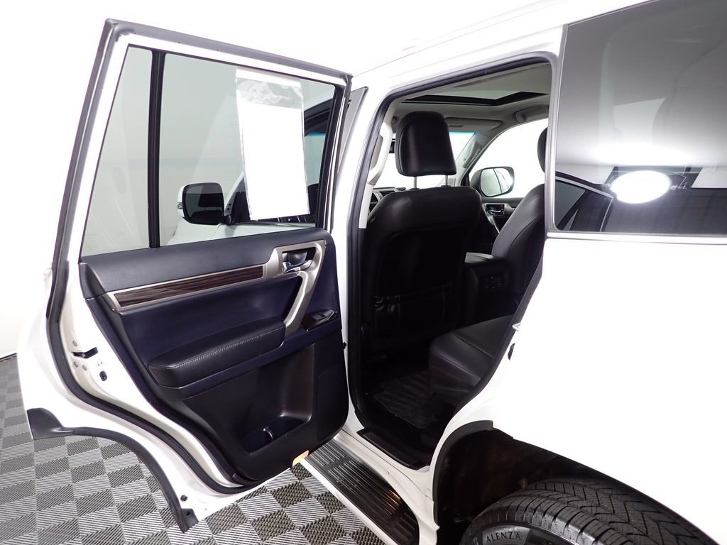 Used 2018 Lexus GX 460 w/ Preferred Accessory Package AWD/4WD image 35