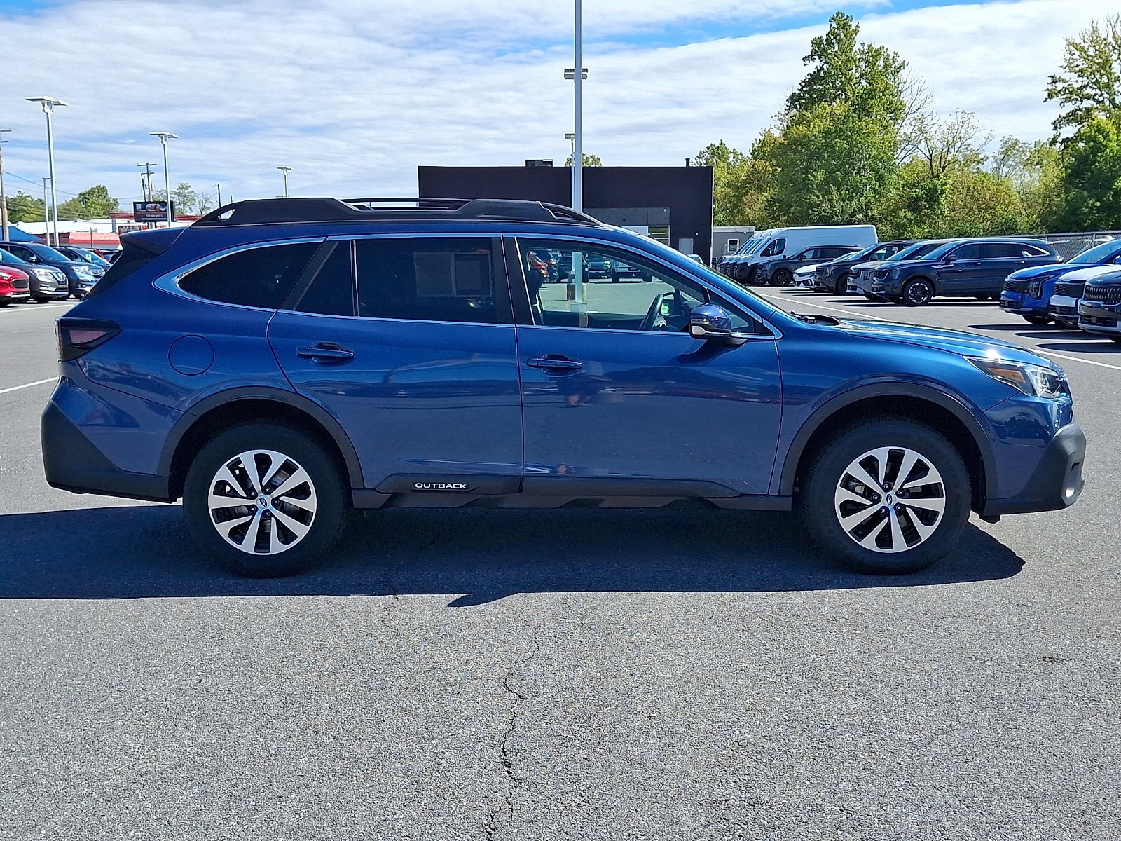 Used 2022 Subaru Outback Premium w/ Popular Package #1 AWD/4WD image 4