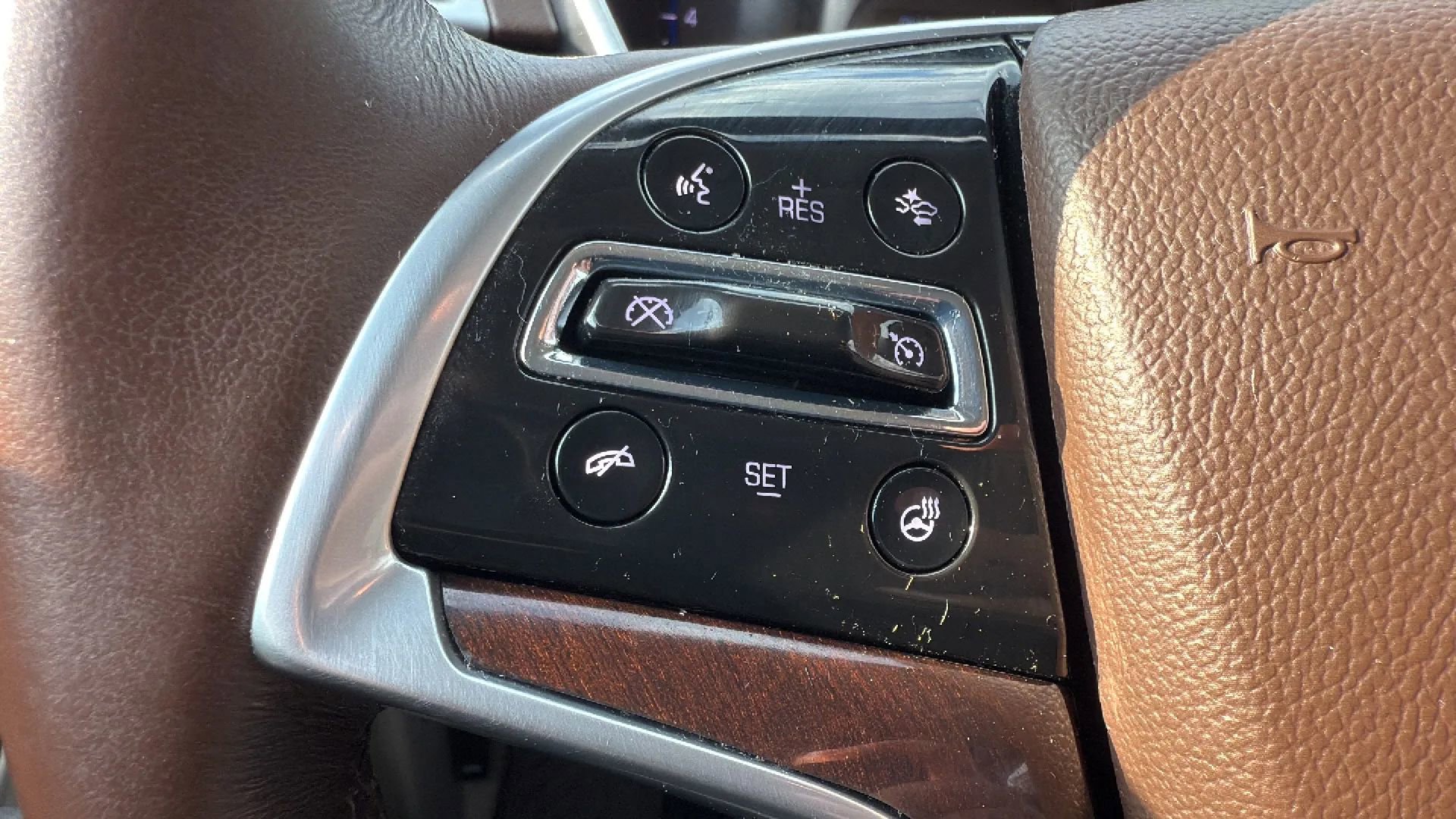 Used 2015 Cadillac SRX Luxury w/ Driver Awareness Package image 12