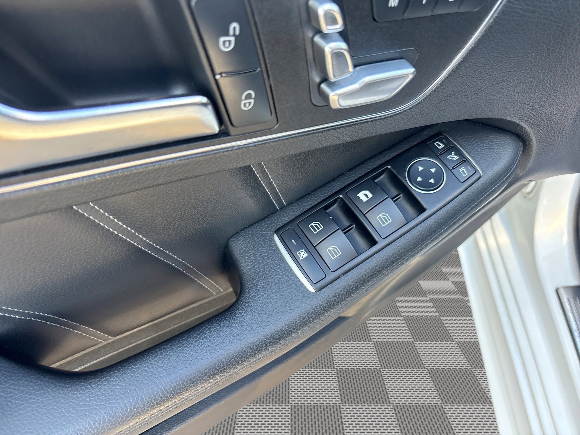 Used 2016 Mercedes-Benz E 400 Sedan image 15