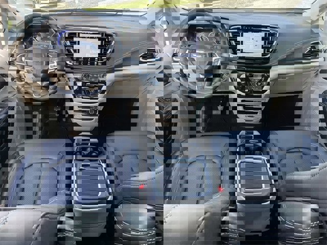 Used 2024 Chrysler Pacifica Touring-L image 9