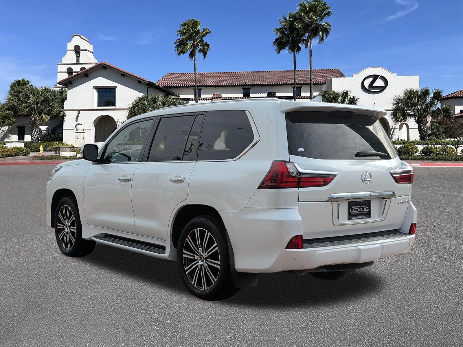 Used 2019 Lexus LX 570 4WD w/ Luxury Package image 4