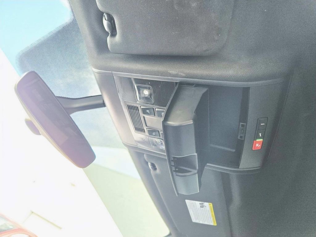 Used 2021 Volkswagen Atlas Cross Sport SE image 31