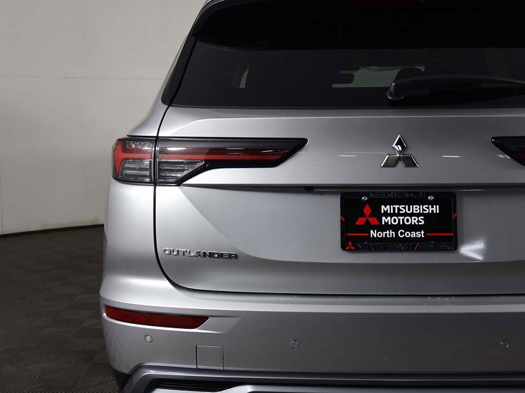 New 2025 Mitsubishi Outlander SE image 18