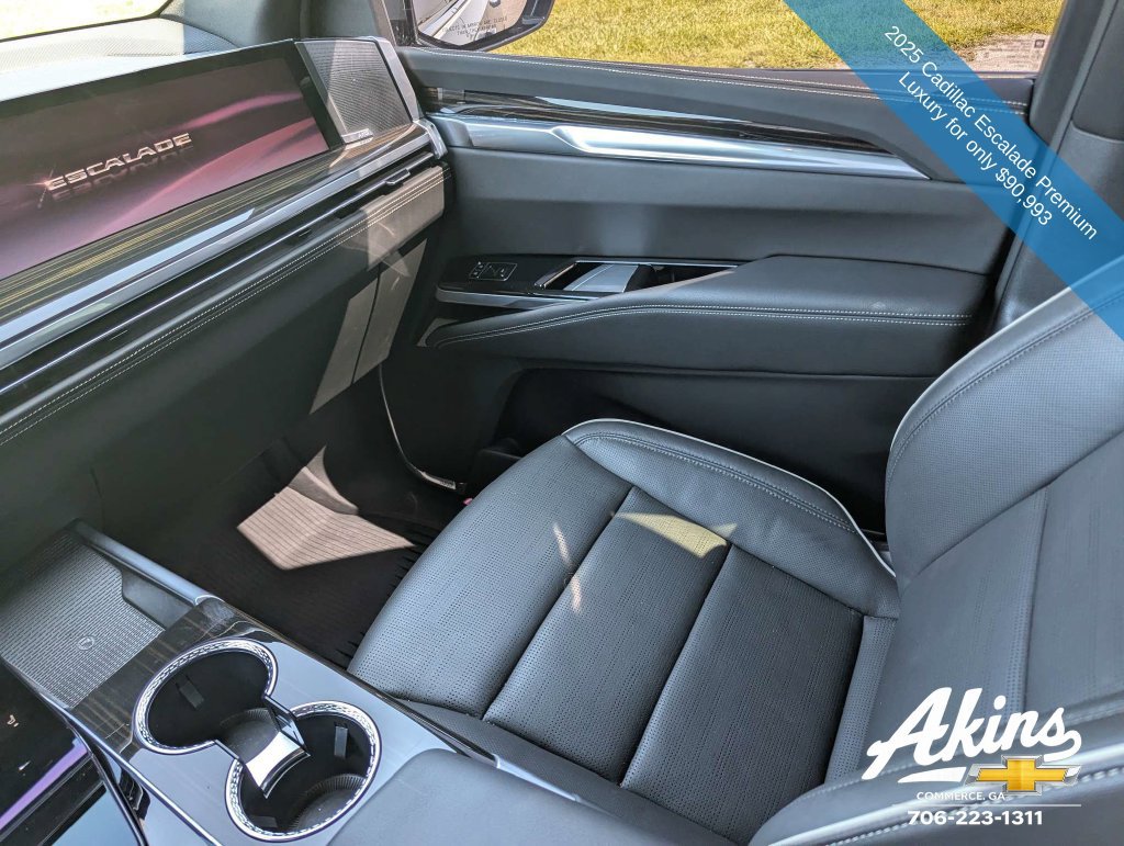Used 2025 Cadillac Escalade Premium Luxury AWD/4WD image 18