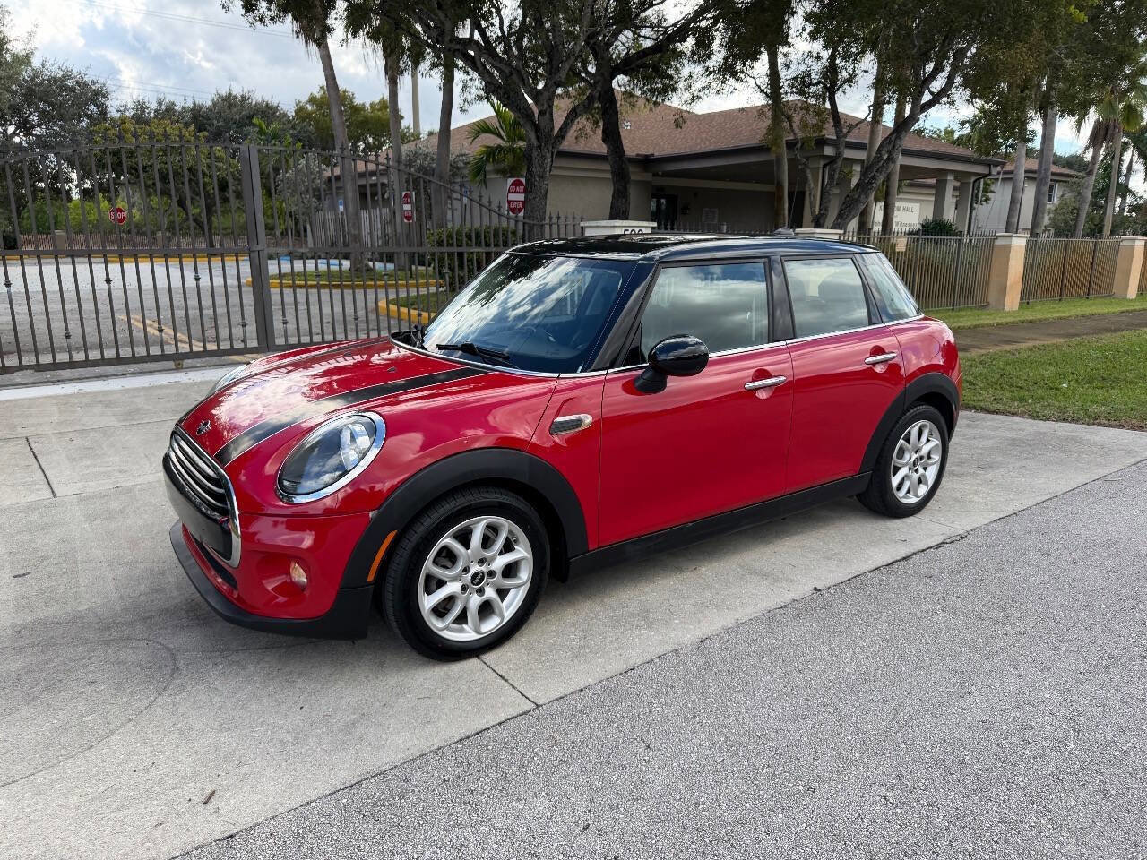 Used 2019 MINI Cooper 4-Door Hardtop w/ Signature Upholstery Package image 2
