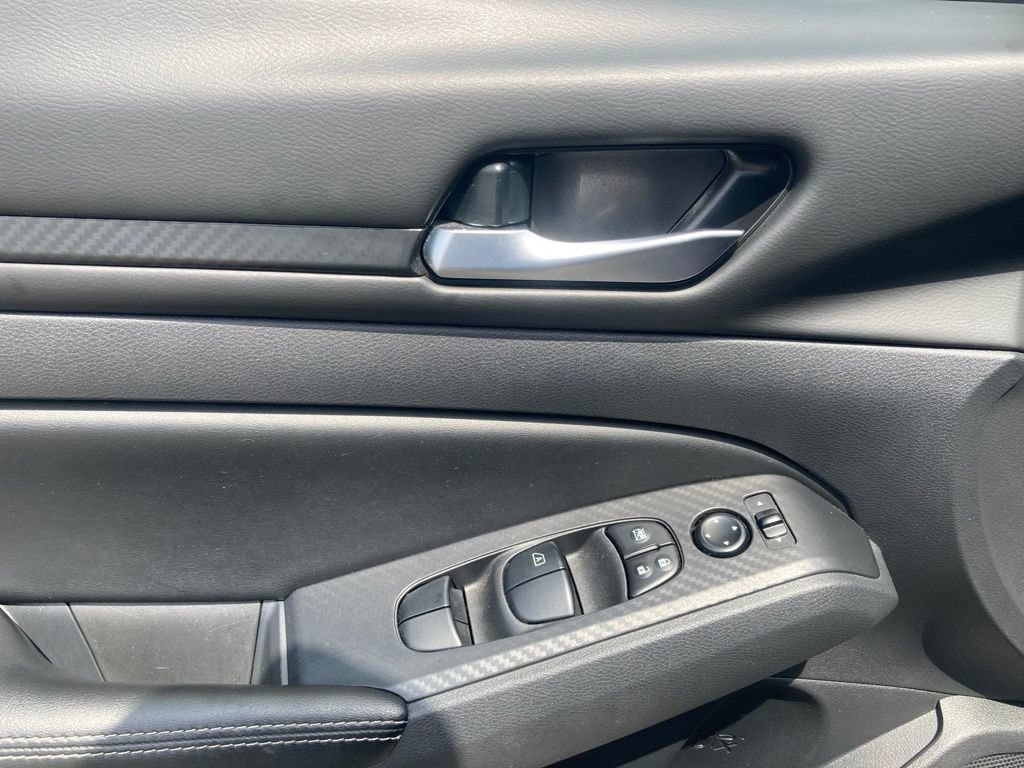 Used 2025 Nissan Altima 2.5 SV FWD image 13
