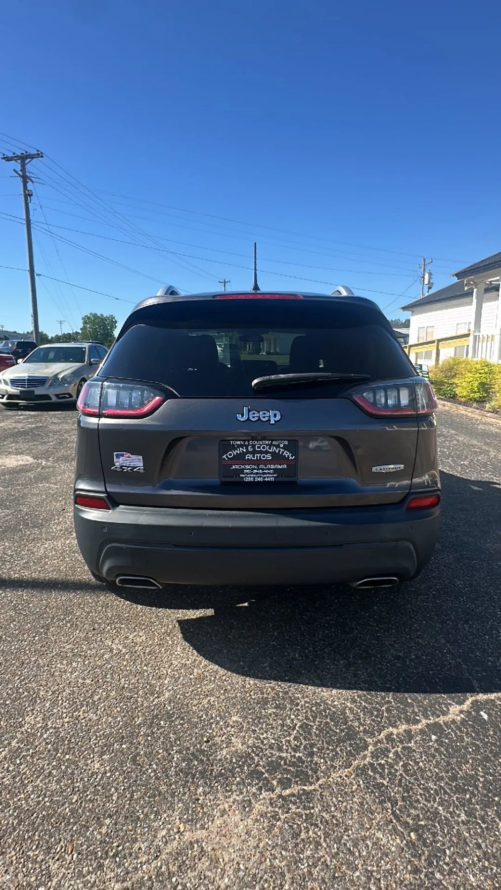 Used 2019 Jeep Cherokee Latitude Plus w/ Cold Weather Group AWD/4WD image 6