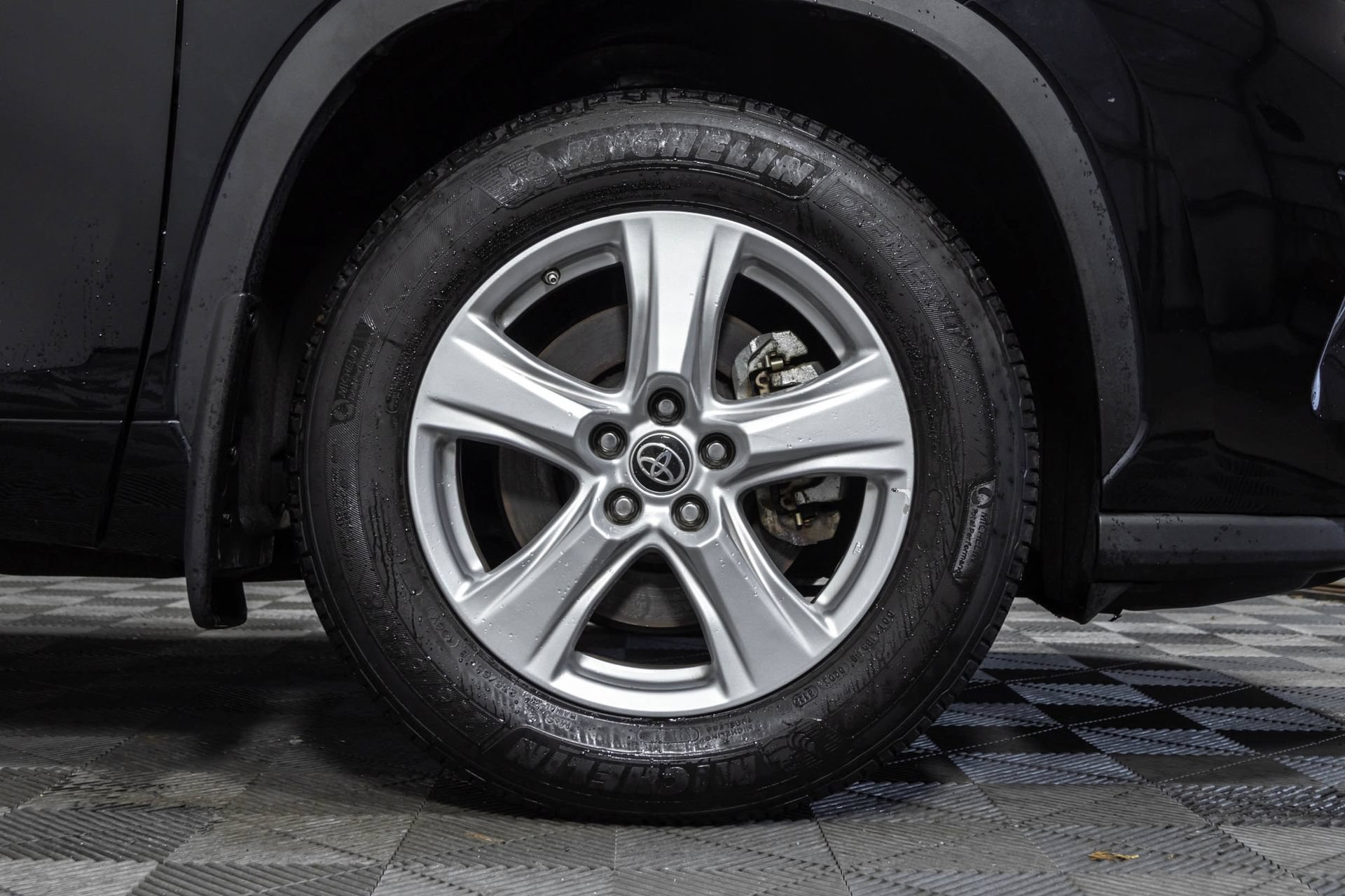 Used 2022 Toyota Highlander LE AWD/4WD image 49