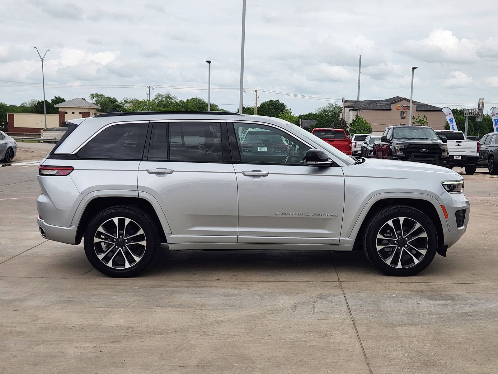 Used 2024 Jeep Grand Cherokee Overland image 7