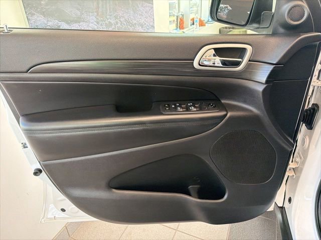 Used 2021 Jeep Grand Cherokee Laredo AWD/4WD image 16