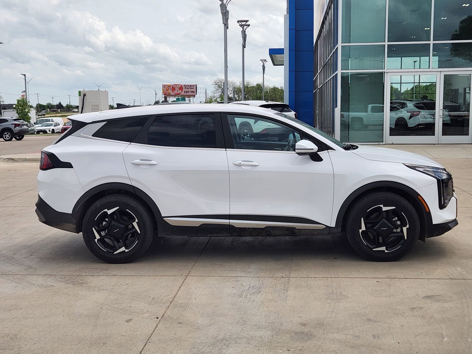 Used 2026 Kia Sportage EX image 7