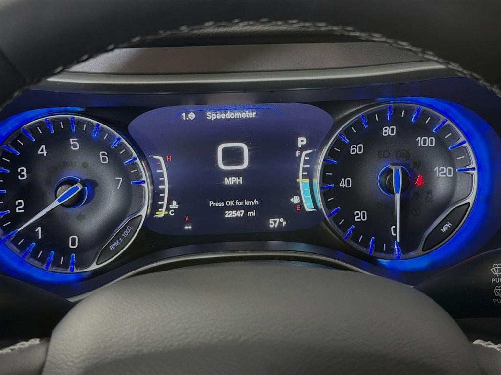 Used 2025 Chrysler Pacifica Select image 15