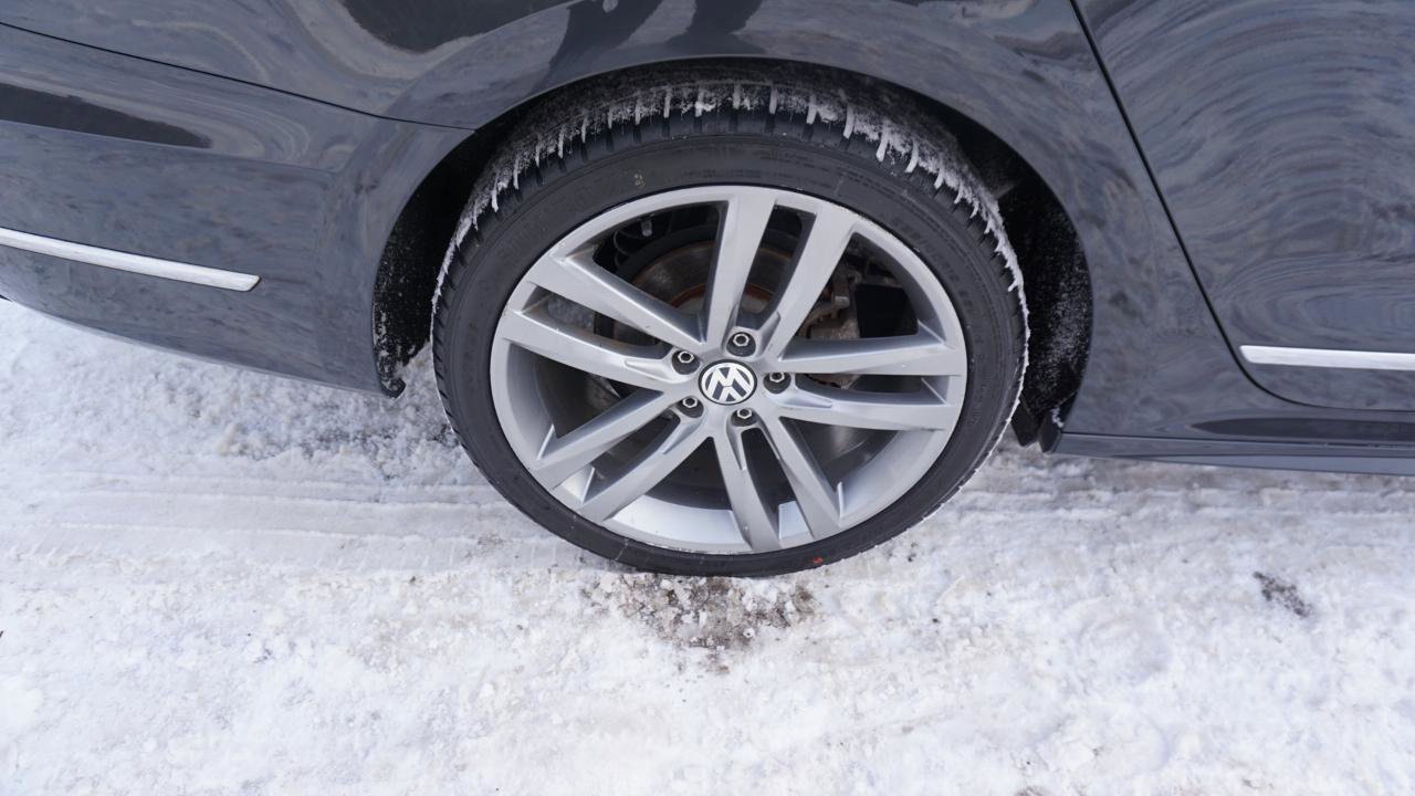 Used 2017 Volkswagen Passat 1.8T R-Line w/ R-Line Lighting Package FWD image 11