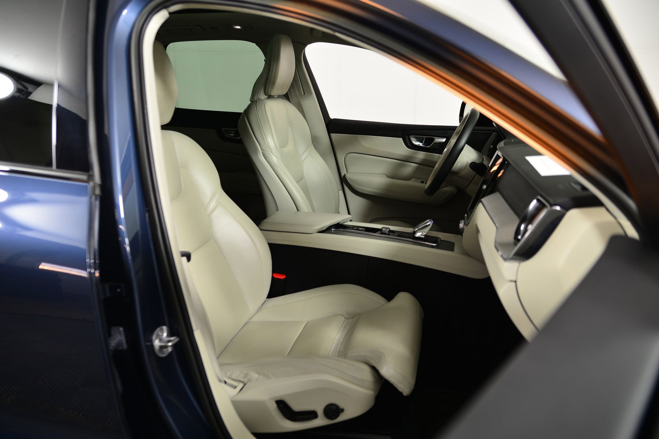 Used 2023 Volvo XC60 B5 Ultimate w/ Climate Package image 17