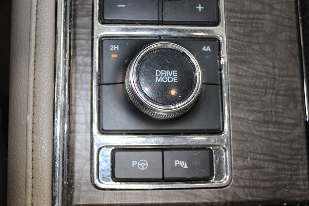 Used 2020 Ford Expedition Limited w/ Equipment Group 302A AWD/4WD image 30