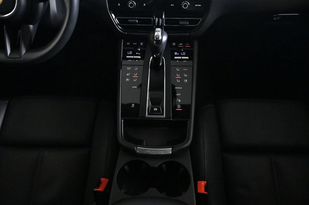 Certified 2023 Porsche Macan AWD/4WD image 16