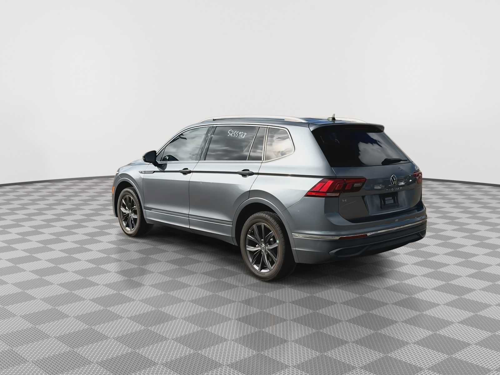 Used 2022 Volkswagen Tiguan SE FWD image 6
