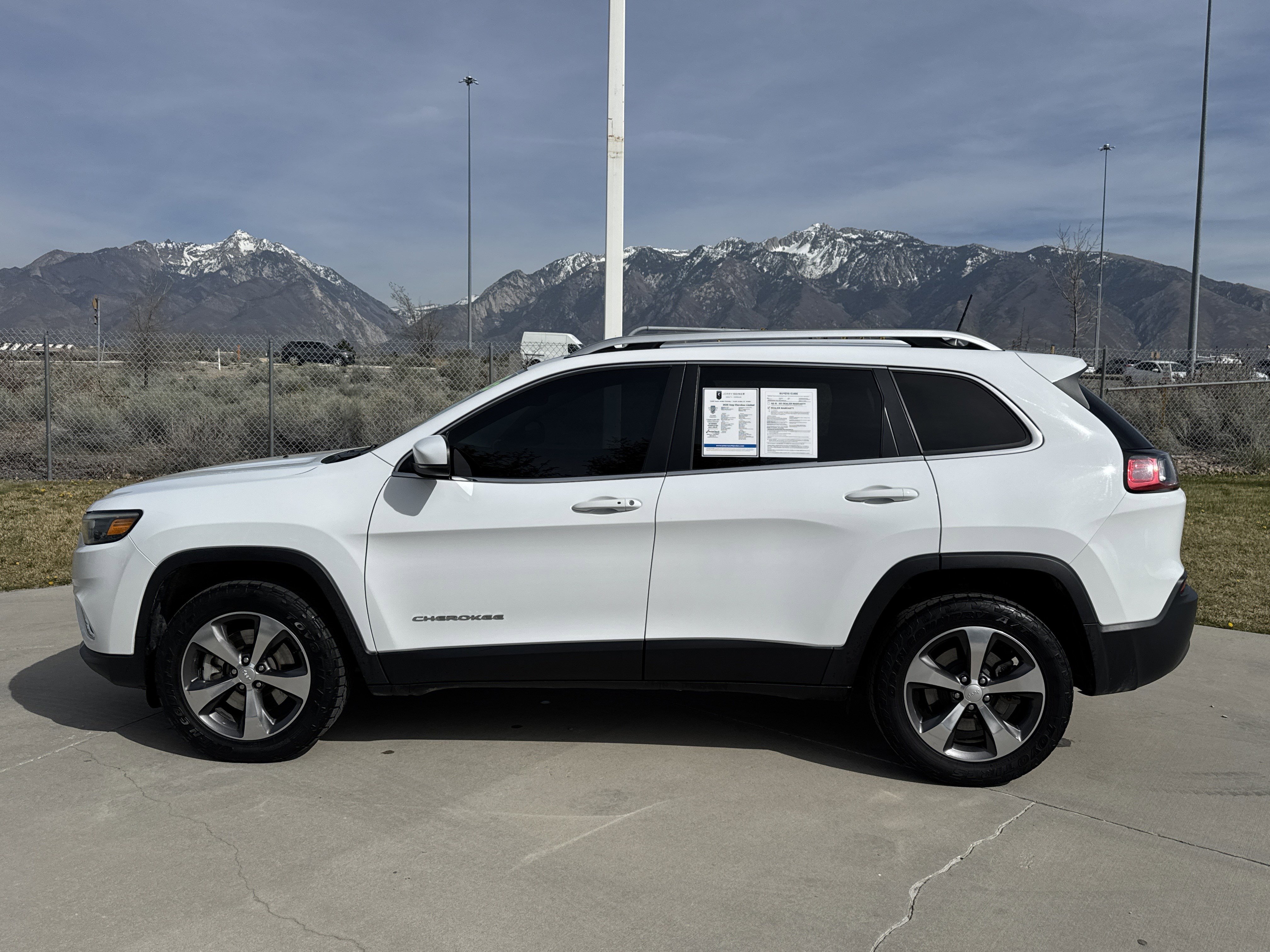 Used 2020 Jeep Cherokee Limited image 2