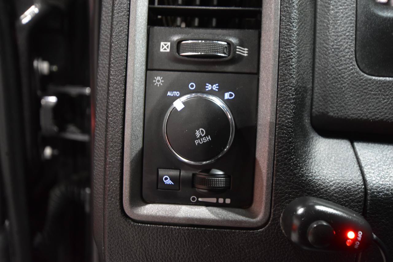 Used 2017 RAM 1500 Express w/ Express Value Package AWD/4WD image 17