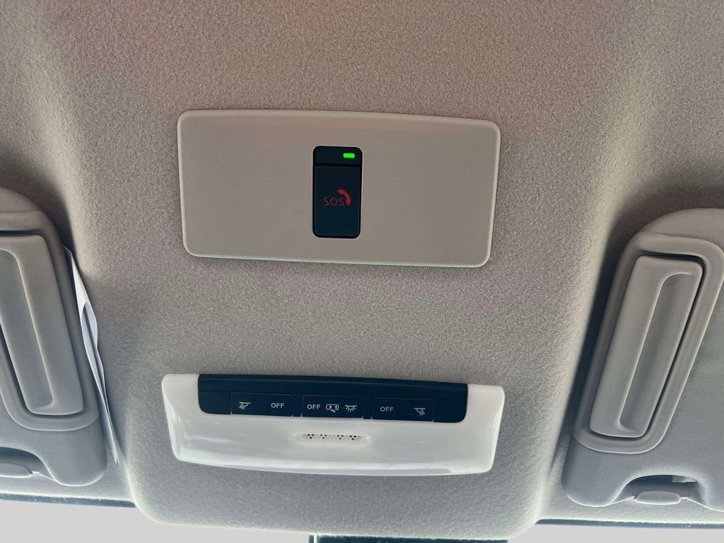 Certified 2025 Nissan Versa SR image 31