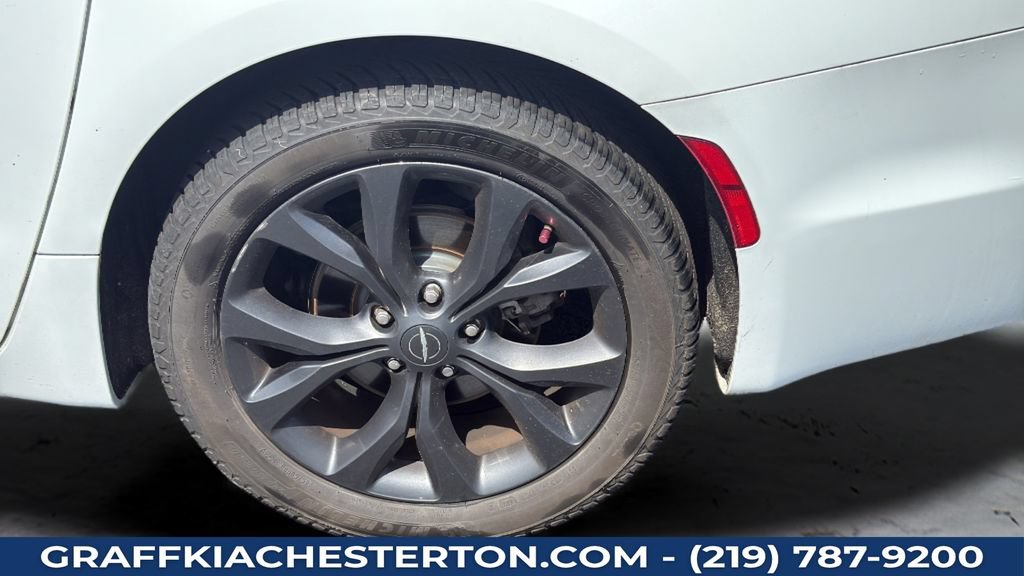 Used 2020 Chrysler Pacifica Touring-L w/ Premium Audio Group FWD image 40