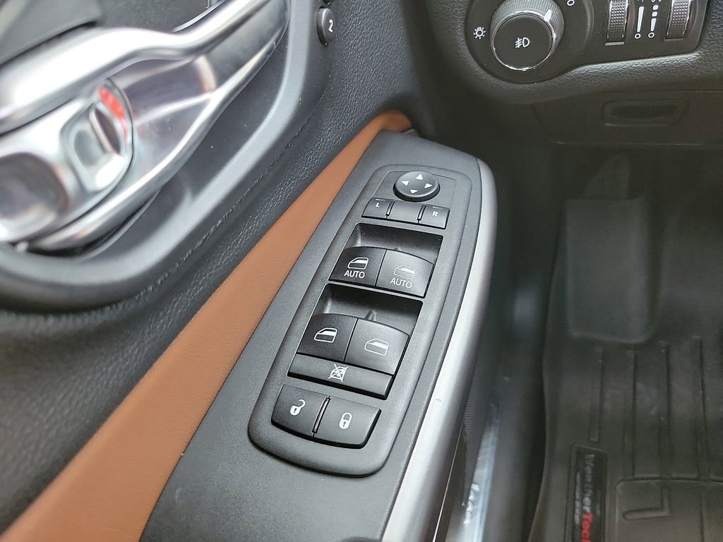 Used 2019 Jeep Cherokee Overland w/ Technology Group AWD/4WD image 13