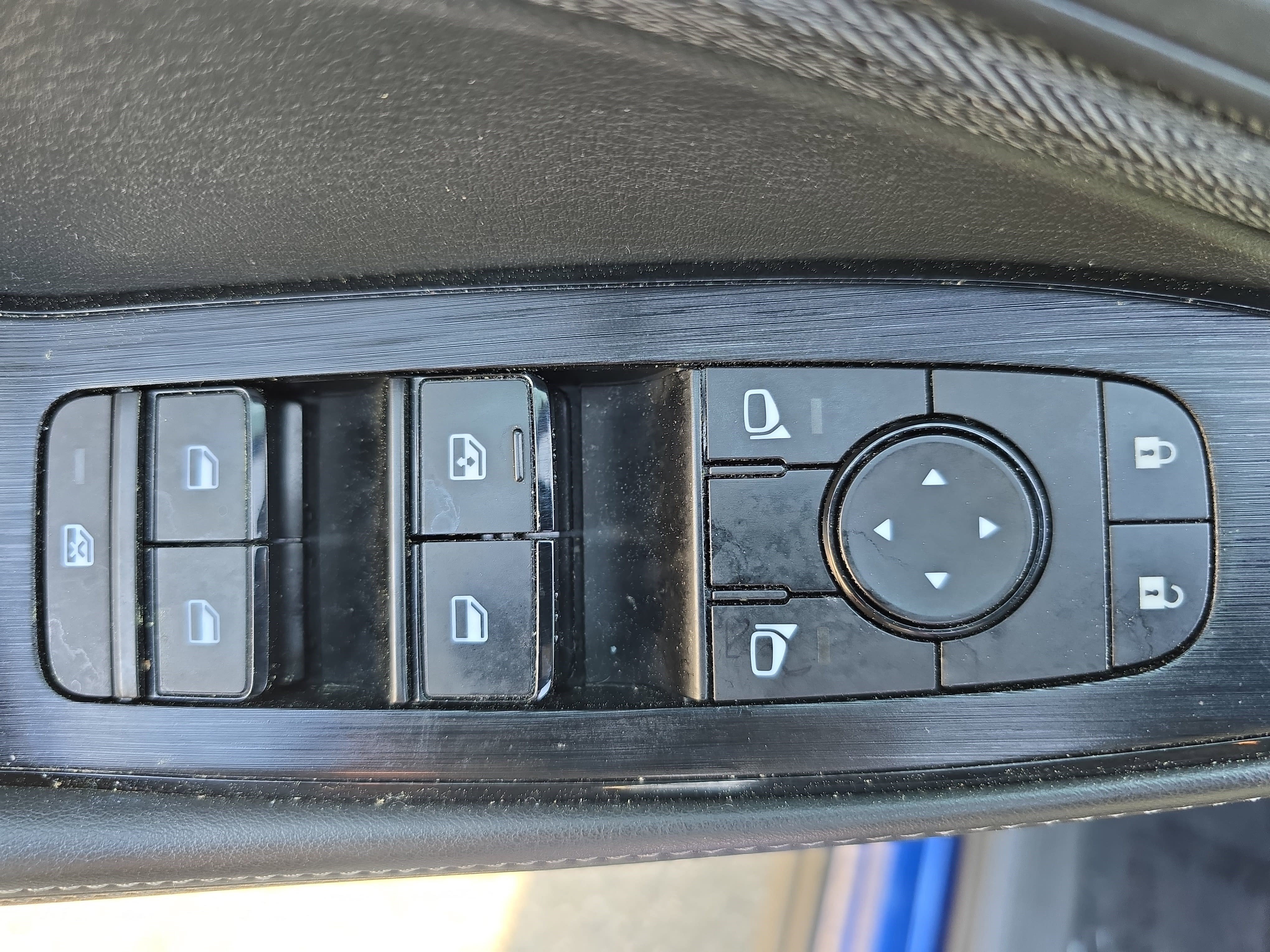 Used 2022 Nissan Rogue SV image 27