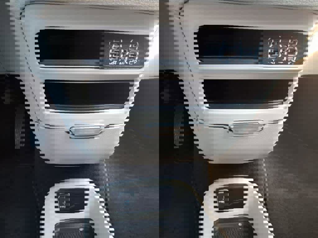 Used 2023 Chrysler Pacifica Touring-L image 18