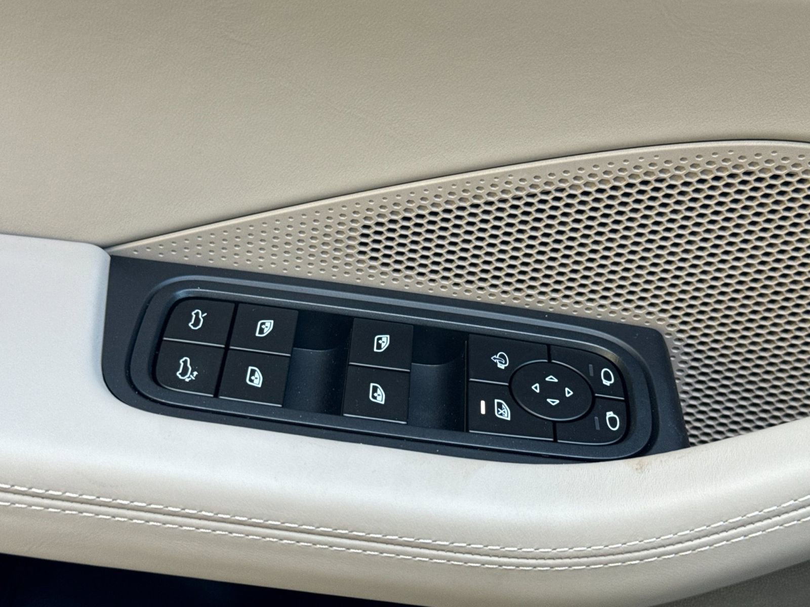 Certified 2026 Porsche Macan 4 Electric AWD/4WD image 13