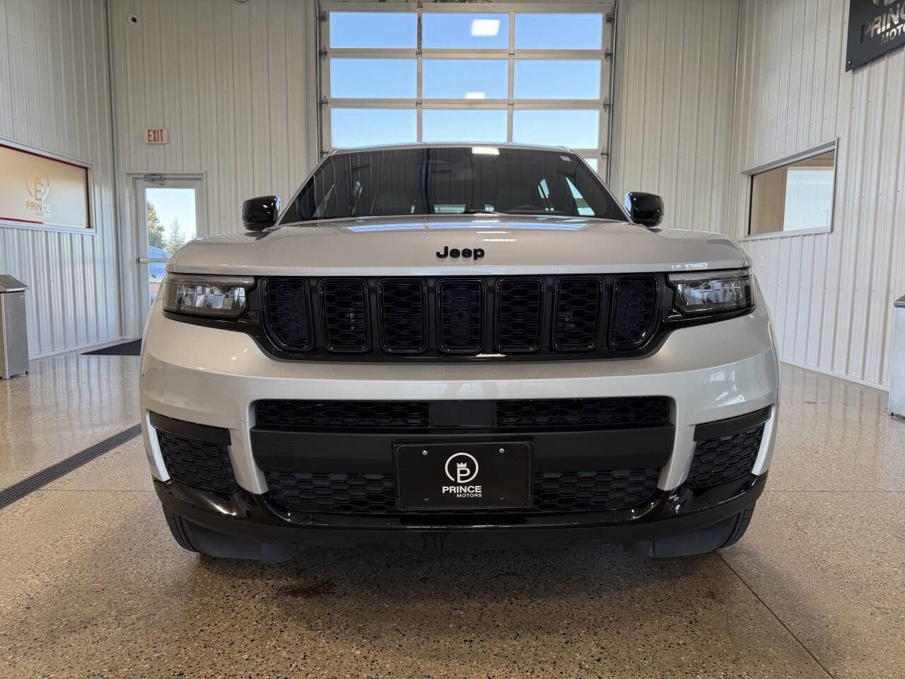 Used 2024 Jeep Grand Cherokee L Laredo image 3