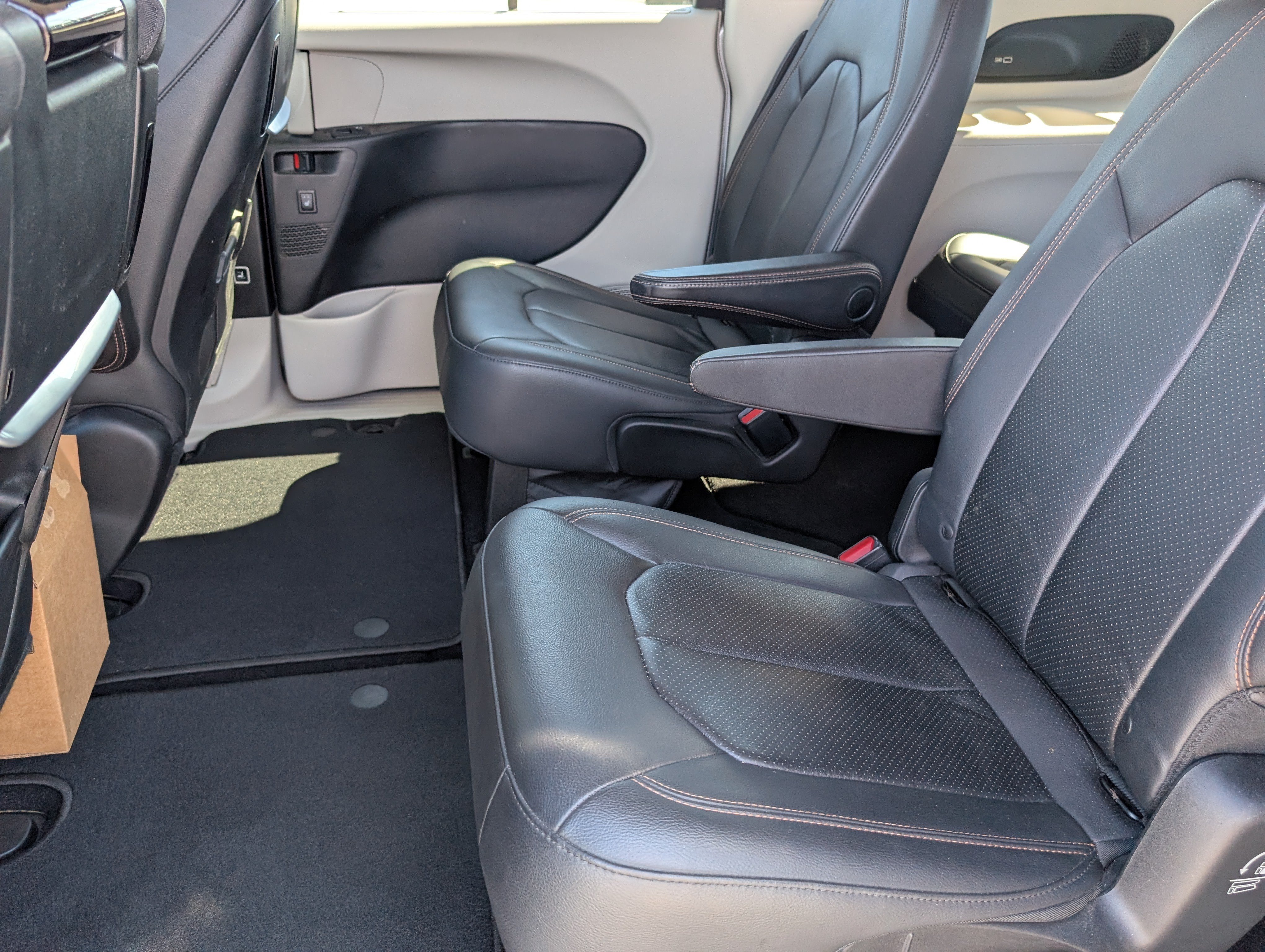 Used 2018 Chrysler Pacifica Touring-L Plus w/ Tire & Wheel Group FWD image 13