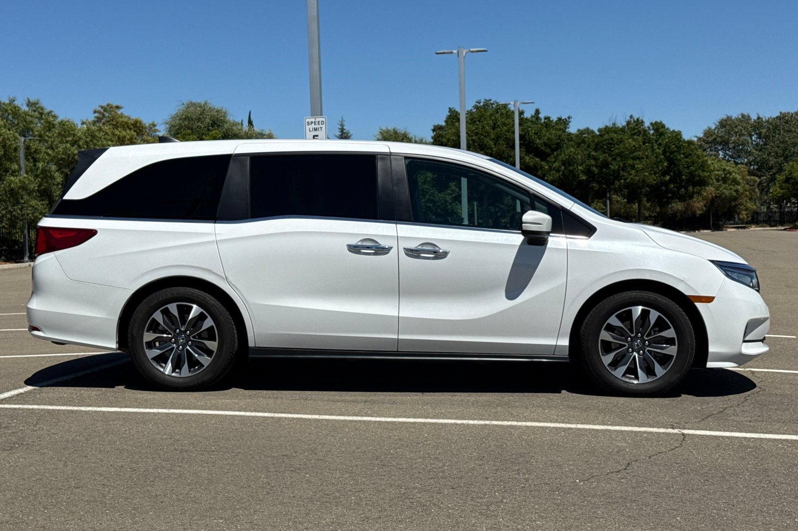 Used 2024 Honda Odyssey EX-L image 3