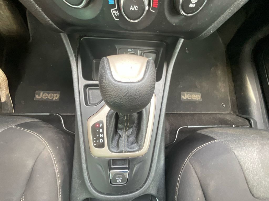 Used 2015 Jeep Cherokee Sport FWD image 21