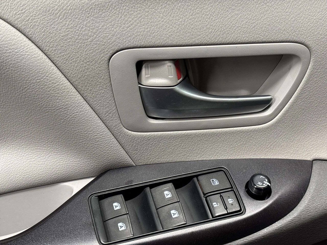 Used 2015 Toyota Sienna LE FWD image 31