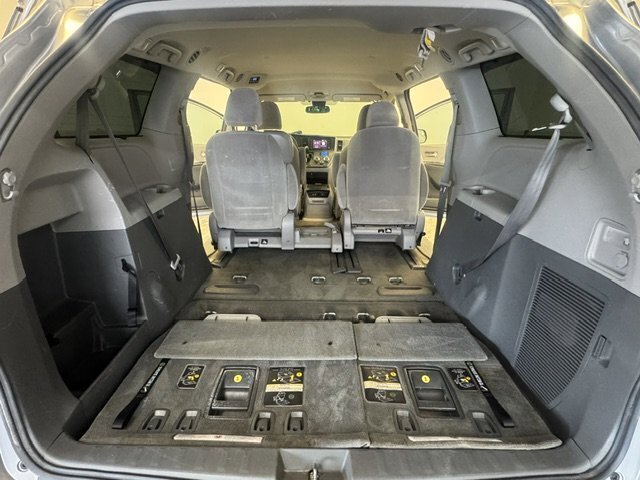 Used 2018 Toyota Sienna LE w/ Carpet Mat Package FWD image 29
