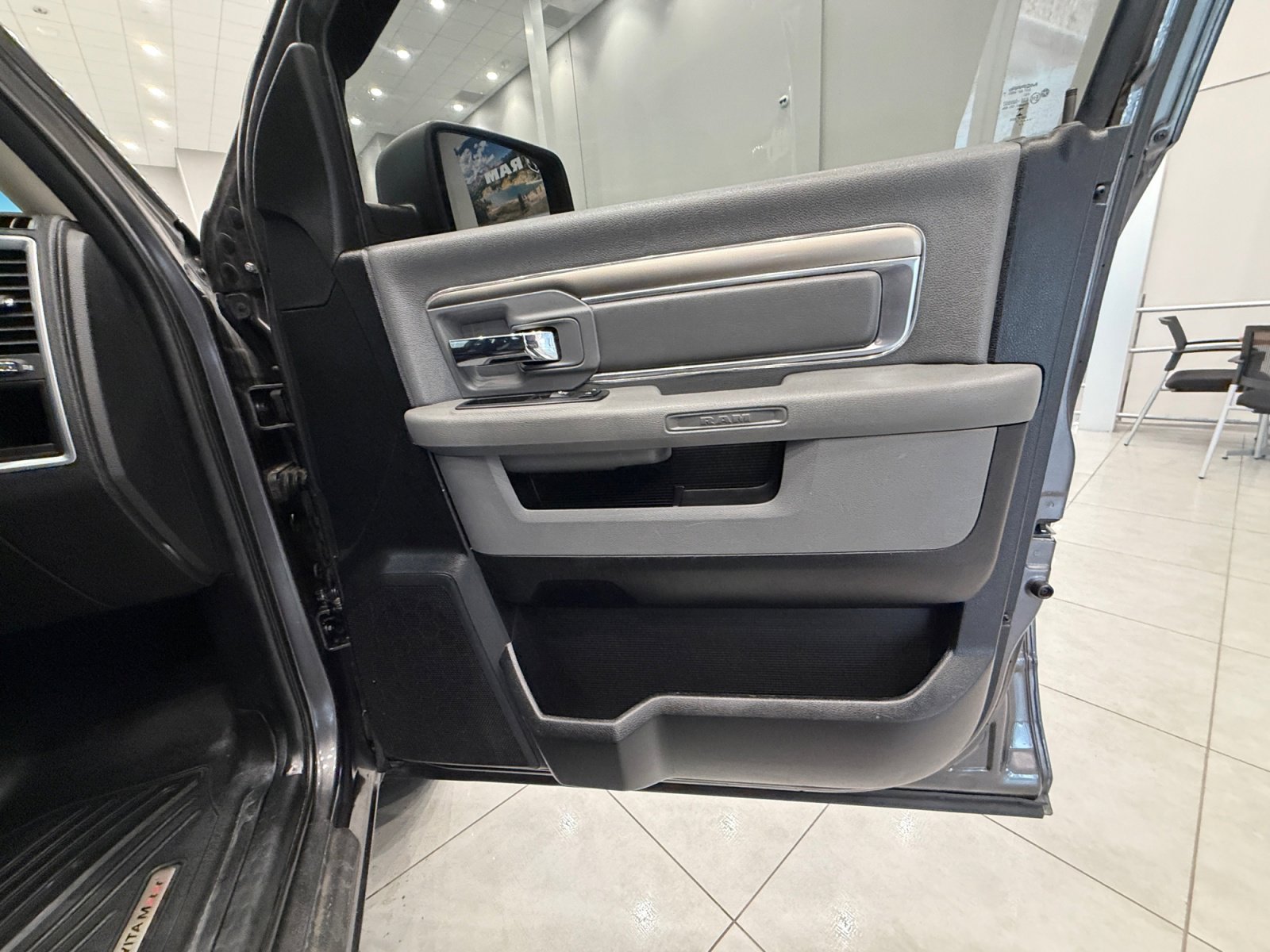 Used 2017 RAM 1500 Classic SLT AWD/4WD image 16