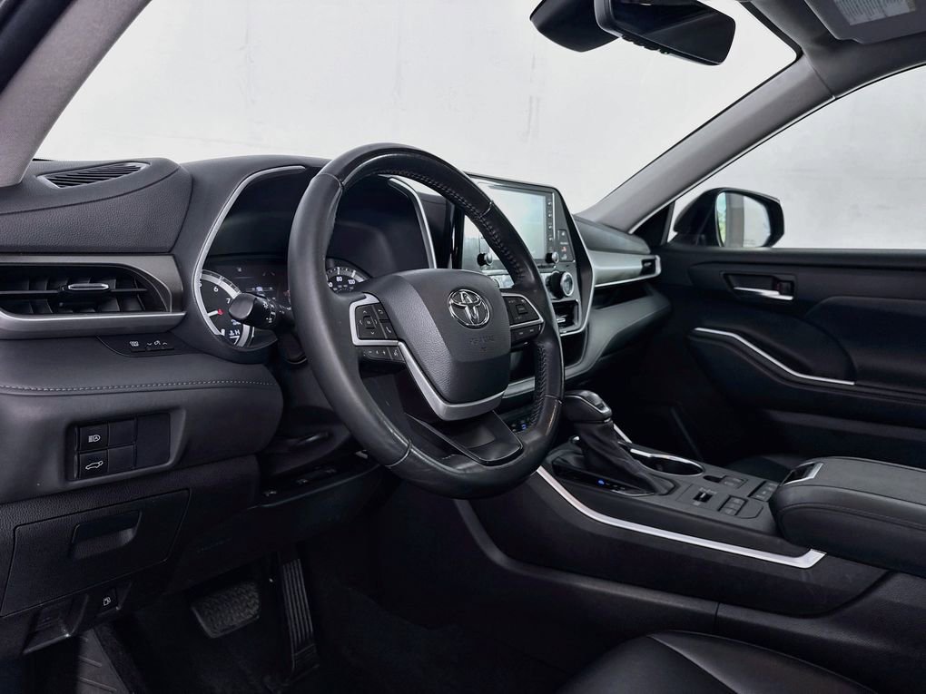 Used 2022 Toyota Highlander XLE AWD/4WD image 14
