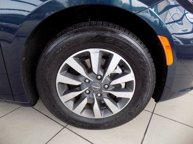 Used 2023 Chrysler Pacifica Touring-L FWD image 11