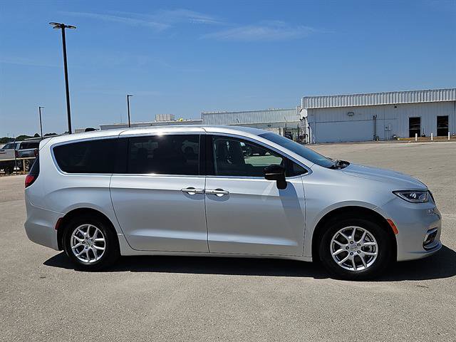 Used 2024 Chrysler Pacifica Touring-L FWD image 5