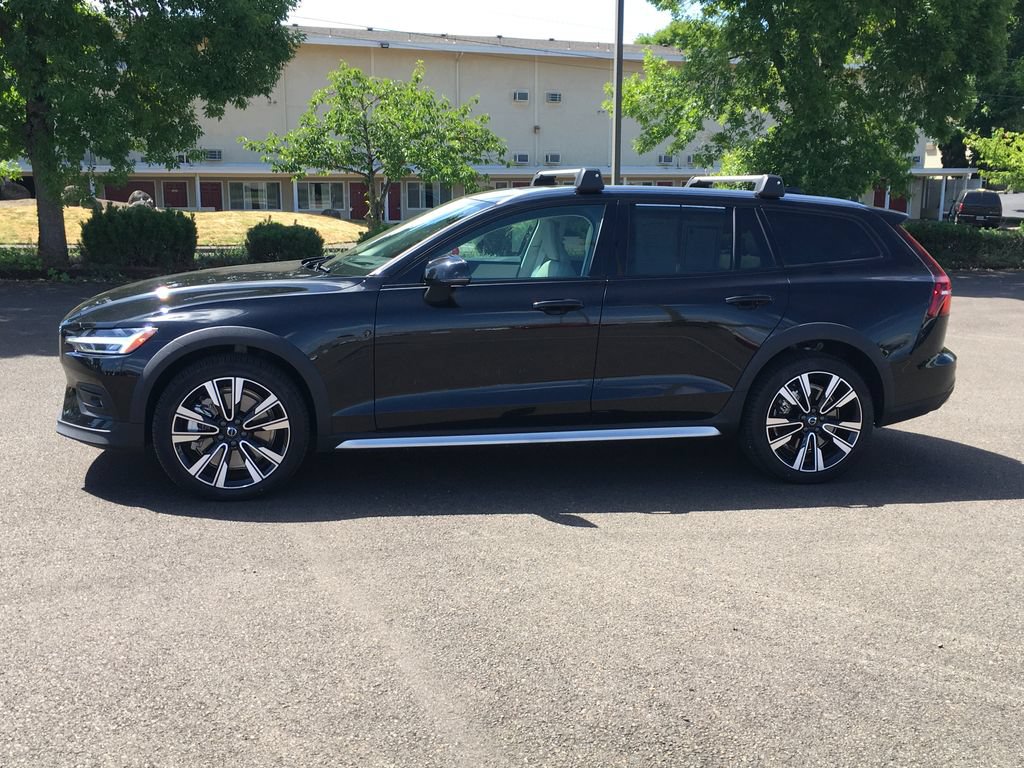 Used 2025 Volvo V60 B5 Cross Country Ultra w/ Climate Package AWD/4WD image 3